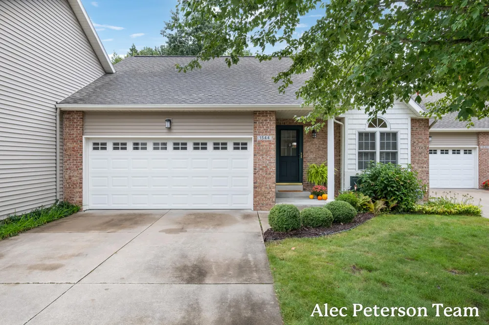 1544 Beechtree Commons Grand Haven, MI 49417