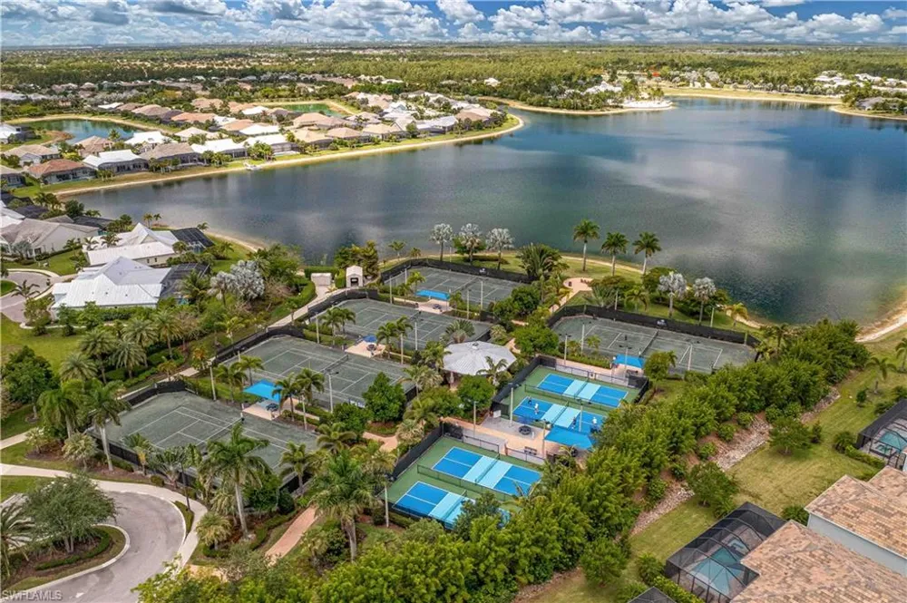 14919 Edgewater Circle Naples, FL 34114