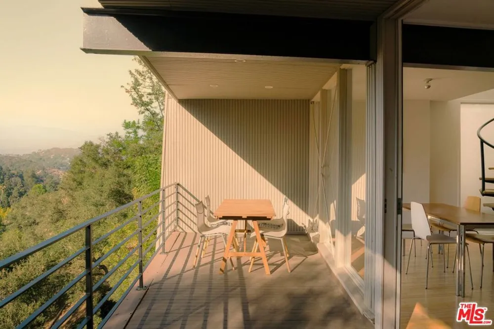 8876 Lookout Mountain Avenue Los Angeles, CA 90046