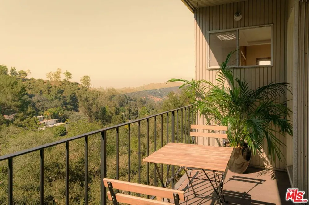 8876 Lookout Mountain Avenue Los Angeles, CA 90046