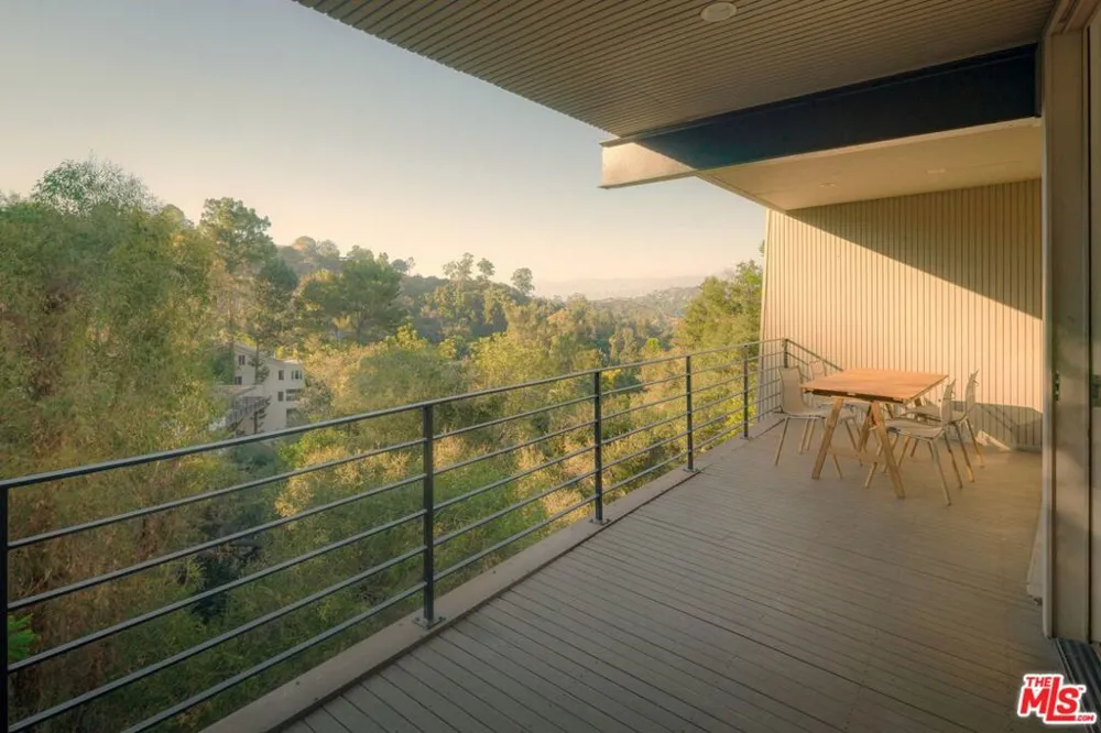 8876 Lookout Mountain Avenue Los Angeles, CA 90046