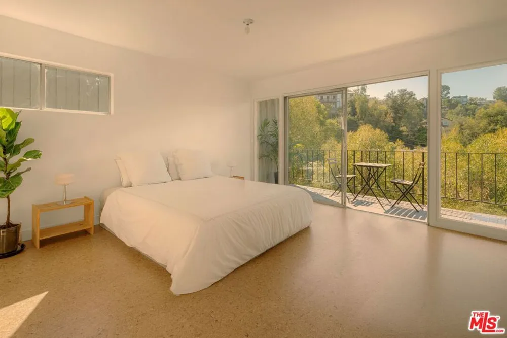 8876 Lookout Mountain Avenue Los Angeles, CA 90046