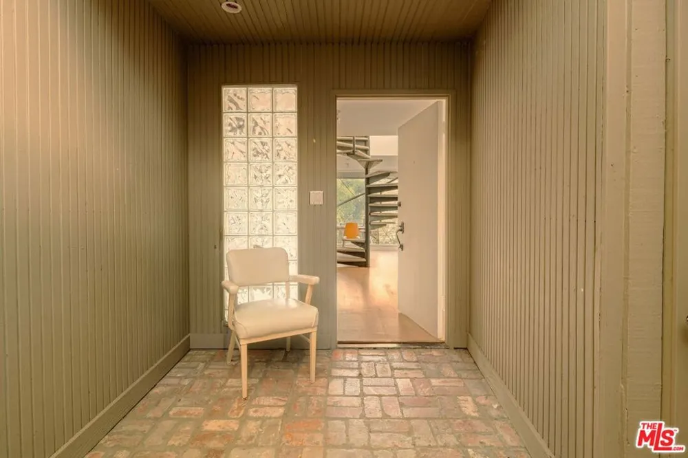 8876 Lookout Mountain Avenue Los Angeles, CA 90046
