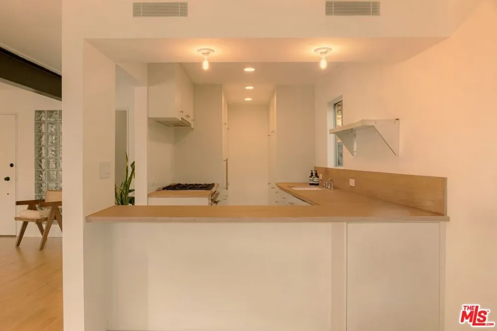 8876 Lookout Mountain Avenue Los Angeles, CA 90046