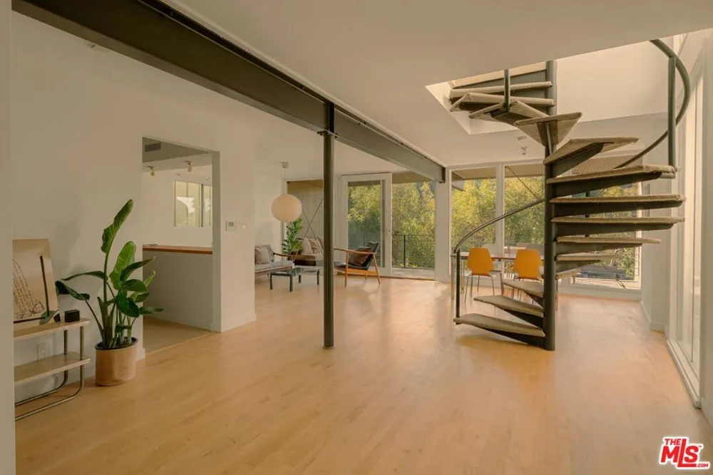 8876 Lookout Mountain Avenue Los Angeles, CA 90046