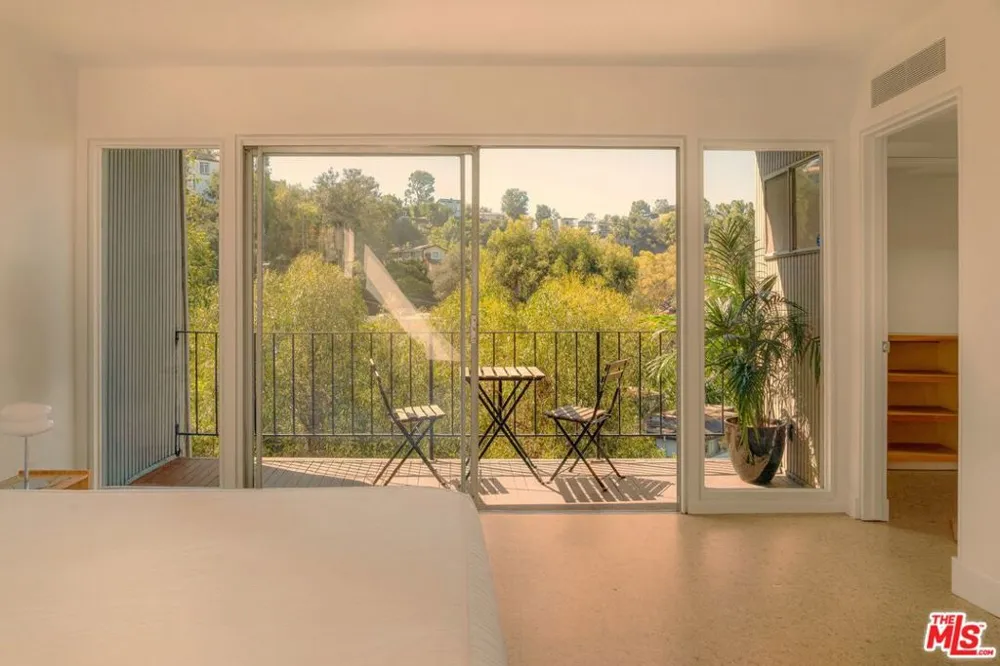 8876 Lookout Mountain Avenue Los Angeles, CA 90046