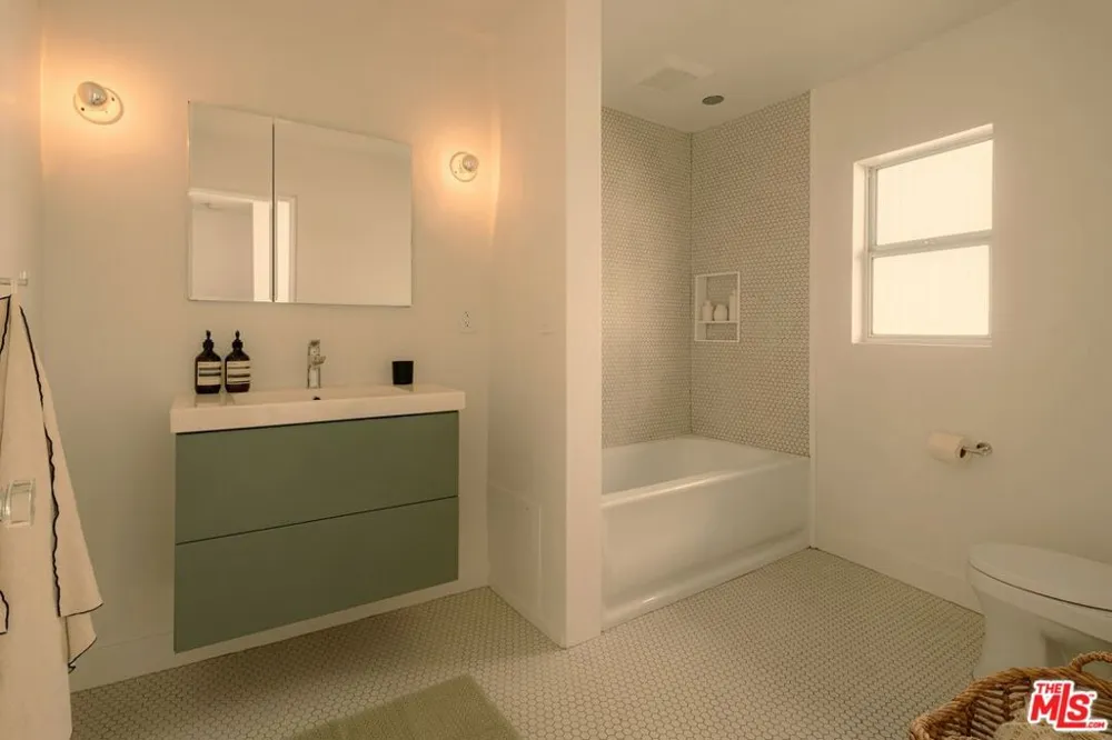 8876 Lookout Mountain Avenue Los Angeles, CA 90046