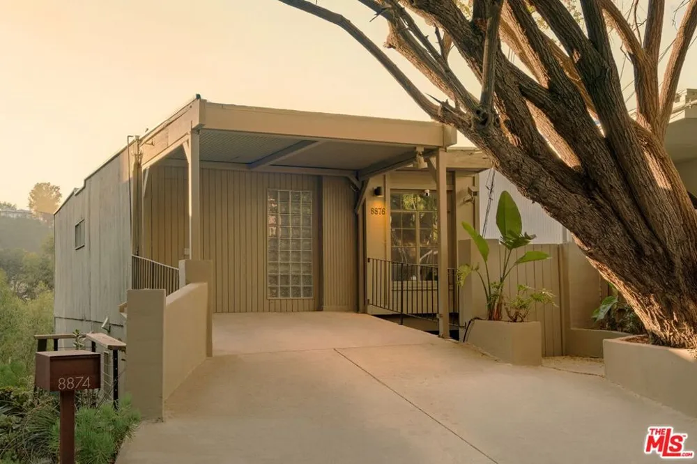 8876 Lookout Mountain Avenue Los Angeles, CA 90046