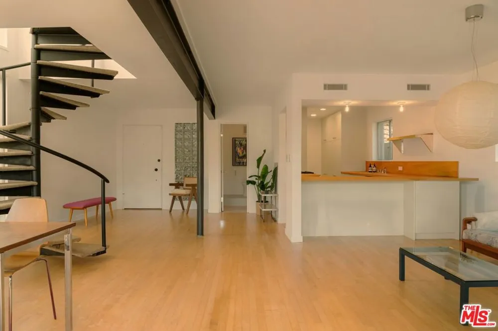 8876 Lookout Mountain Avenue Los Angeles, CA 90046