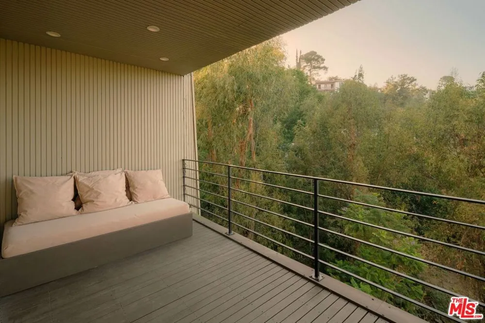 8876 Lookout Mountain Avenue Los Angeles, CA 90046