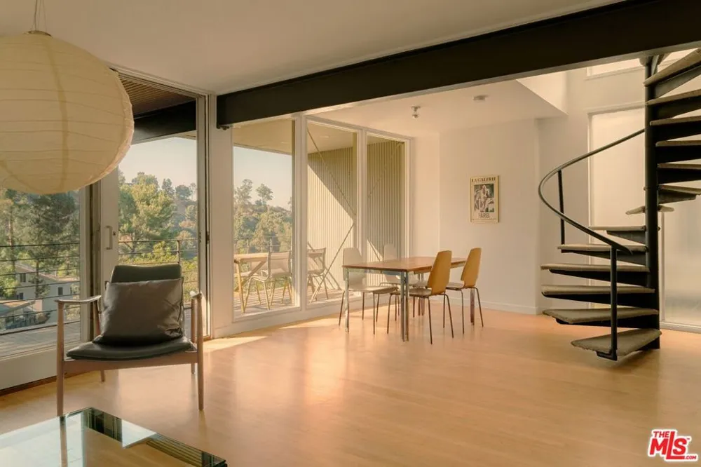 8876 Lookout Mountain Avenue Los Angeles, CA 90046