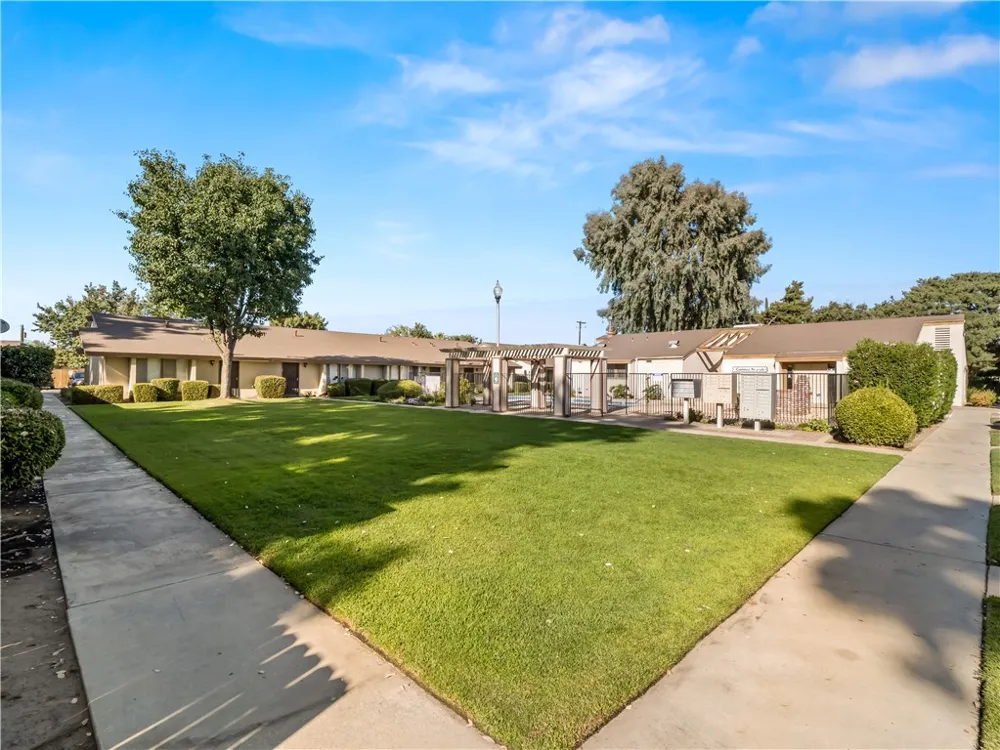 4654 Chestnut Fresno, CA 93726