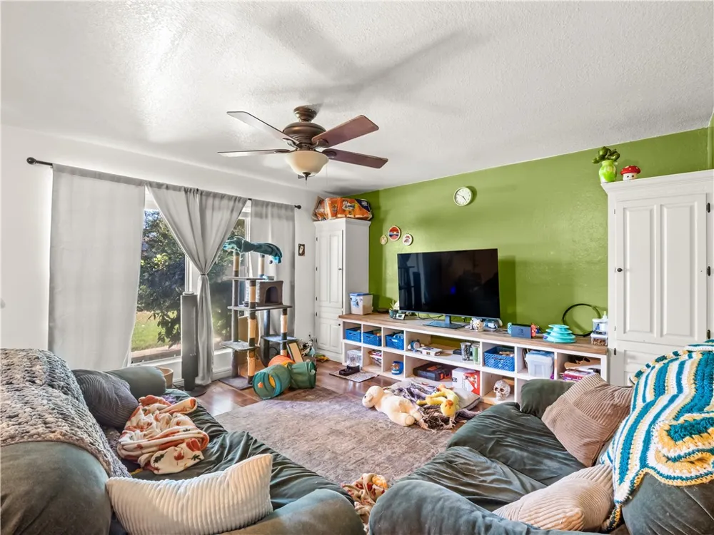 4654 Chestnut Fresno, CA 93726