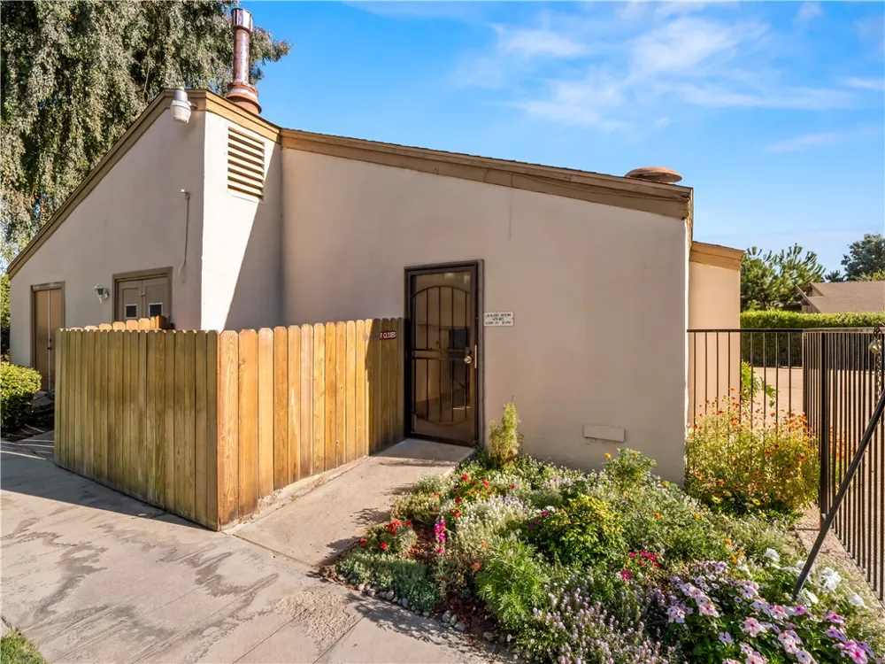4654 Chestnut Fresno, CA 93726
