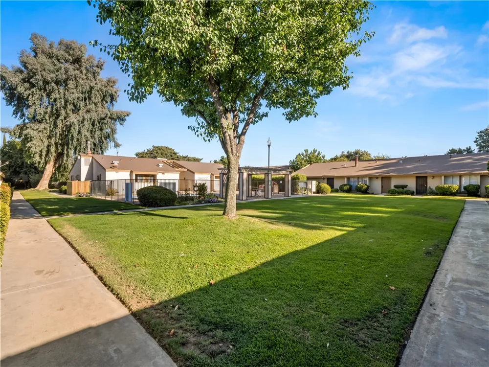 4654 Chestnut Fresno, CA 93726
