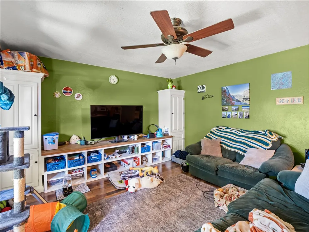 4654 Chestnut Fresno, CA 93726