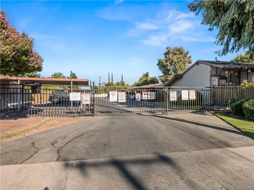 4654 Chestnut Fresno, CA 93726