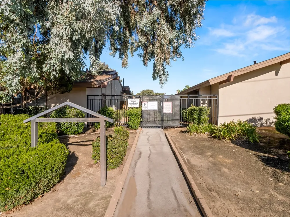 4654 Chestnut Fresno, CA 93726