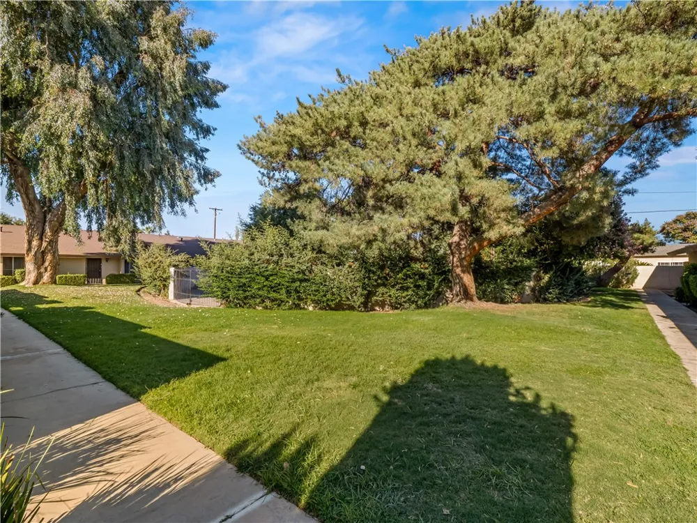 4654 Chestnut Fresno, CA 93726