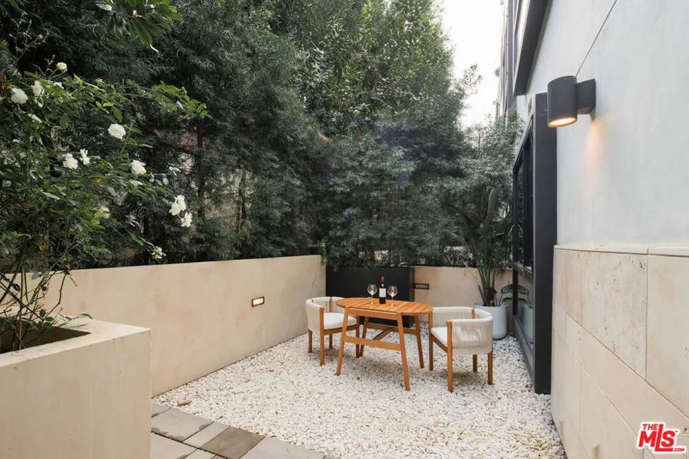 724 Croft Avenue #108 Los Angeles, CA 90069