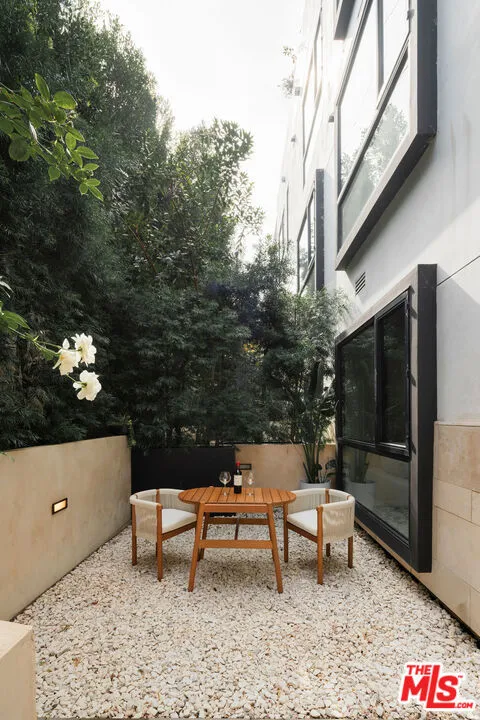 724 Croft Avenue #108 Los Angeles, CA 90069
