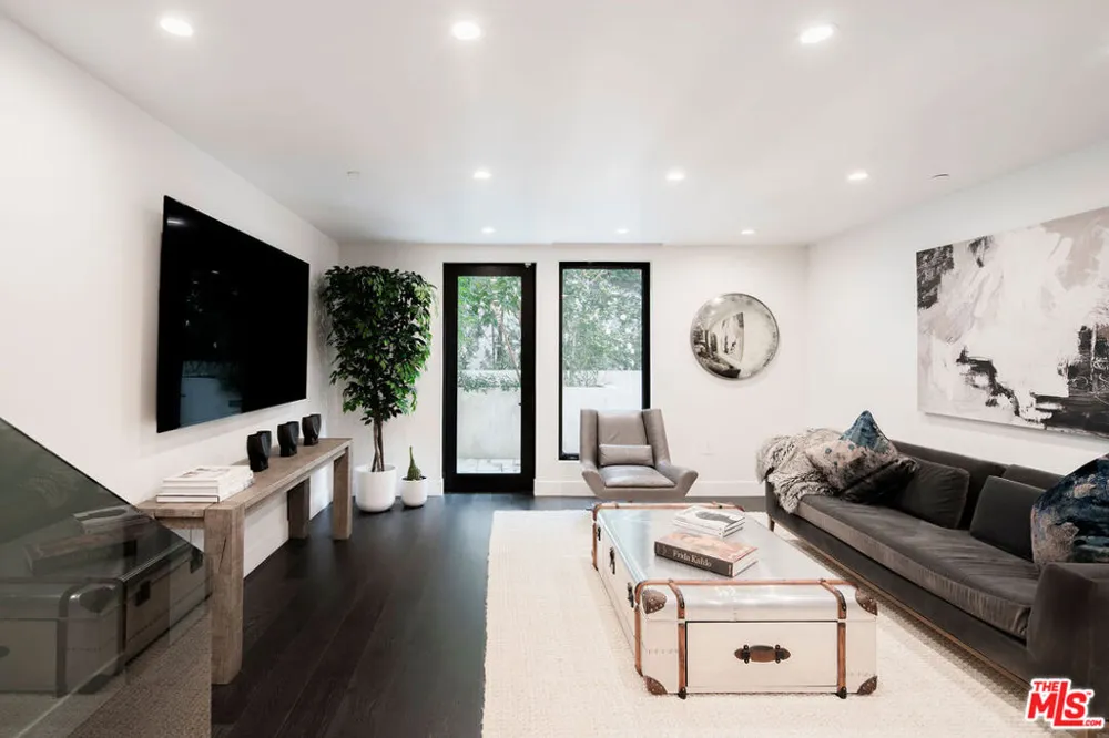 724 Croft Avenue #108 Los Angeles, CA 90069