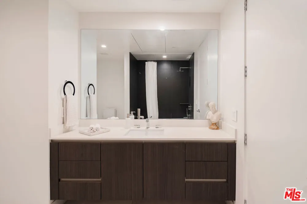 724 Croft Avenue #108 Los Angeles, CA 90069