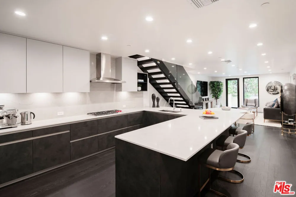 724 Croft Avenue #108 Los Angeles, CA 90069