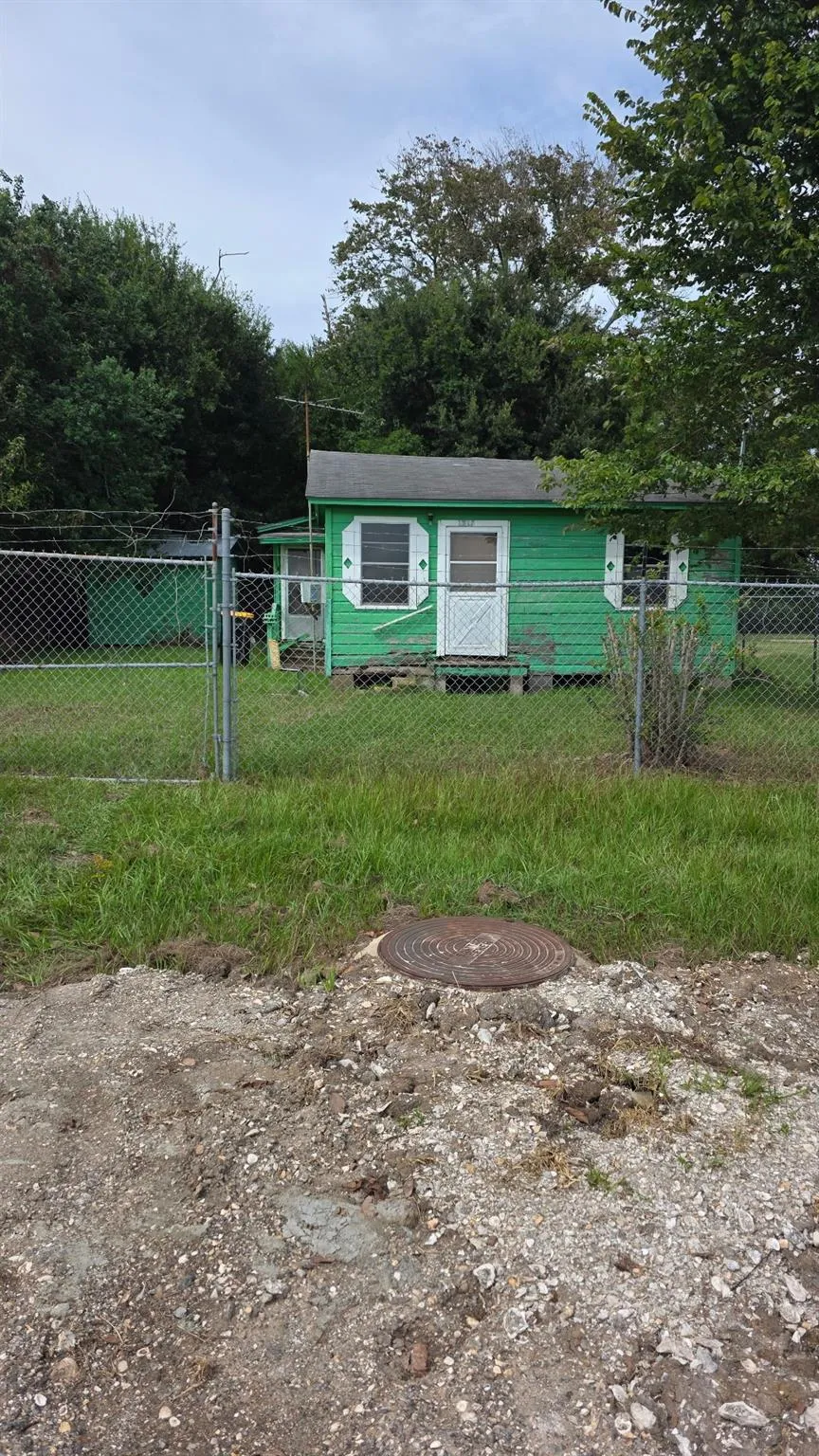1317 Main Street Anahuac, TX 77514