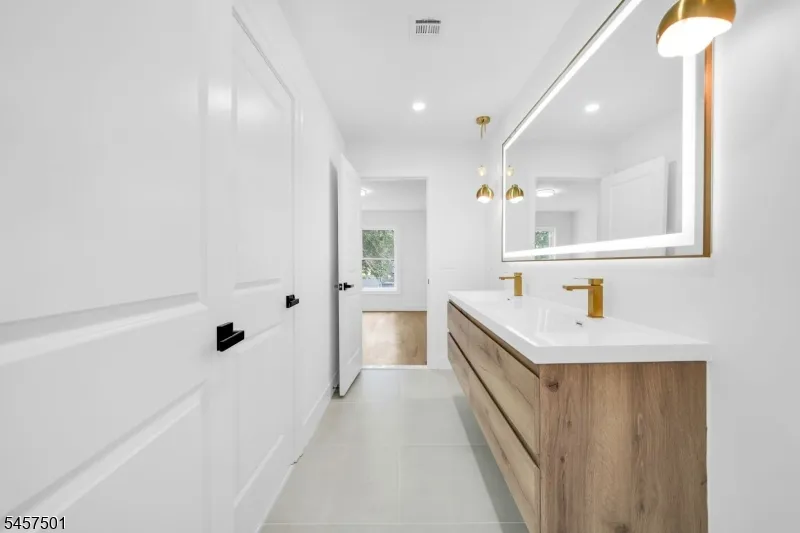 1880 Long Ter Union, NJ 07083