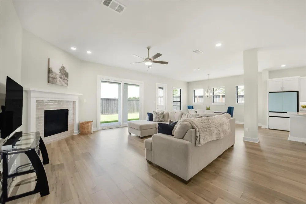1702 Spring View Friendswood, TX 77546