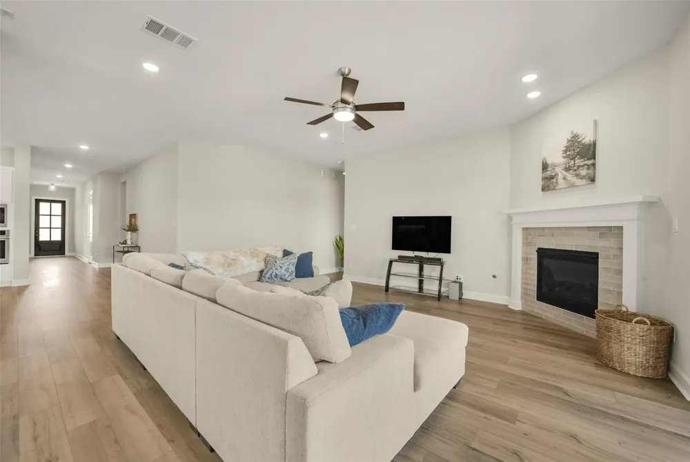 1702 Spring View Friendswood, TX 77546