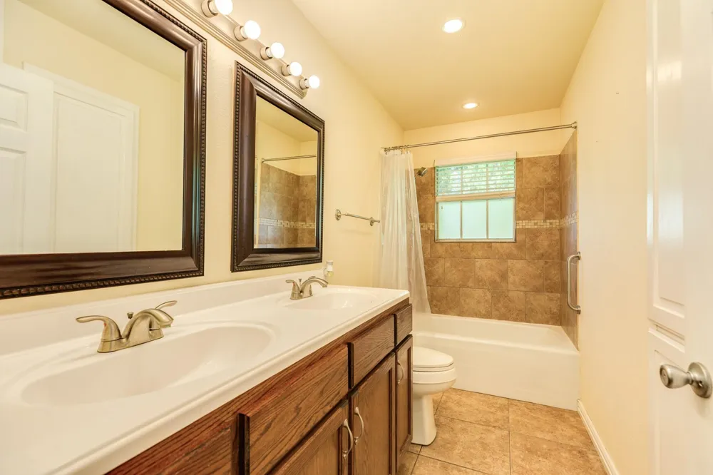 101 Irwin Rd Road West Columbia, TX 77486