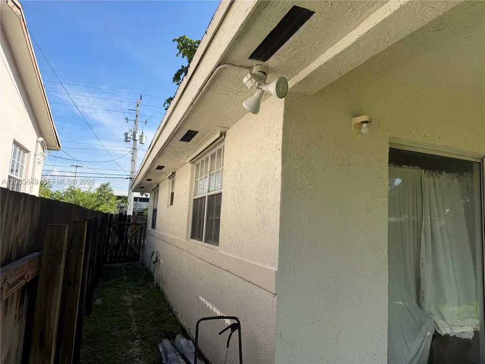 617 SW 1st St Hallandale Beach, FL 33009