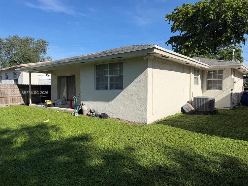617 SW 1st St Hallandale Beach, FL 33009
