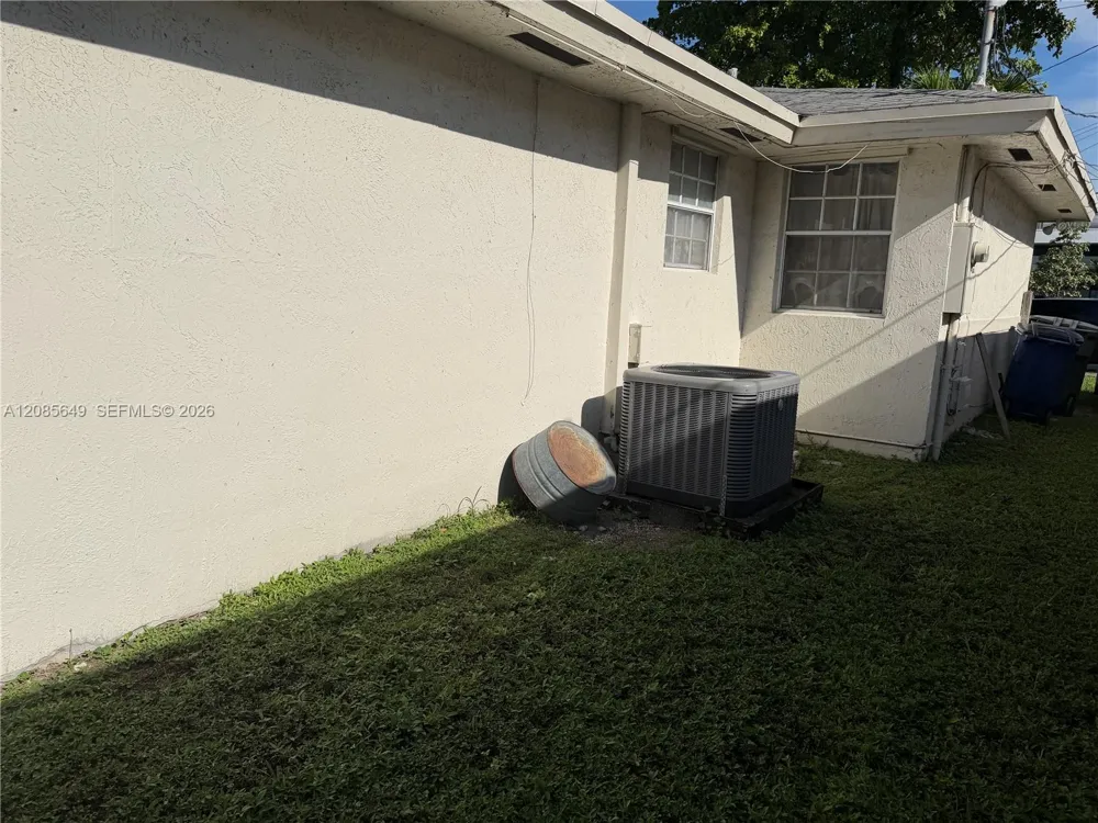 617 SW 1st St Hallandale Beach, FL 33009