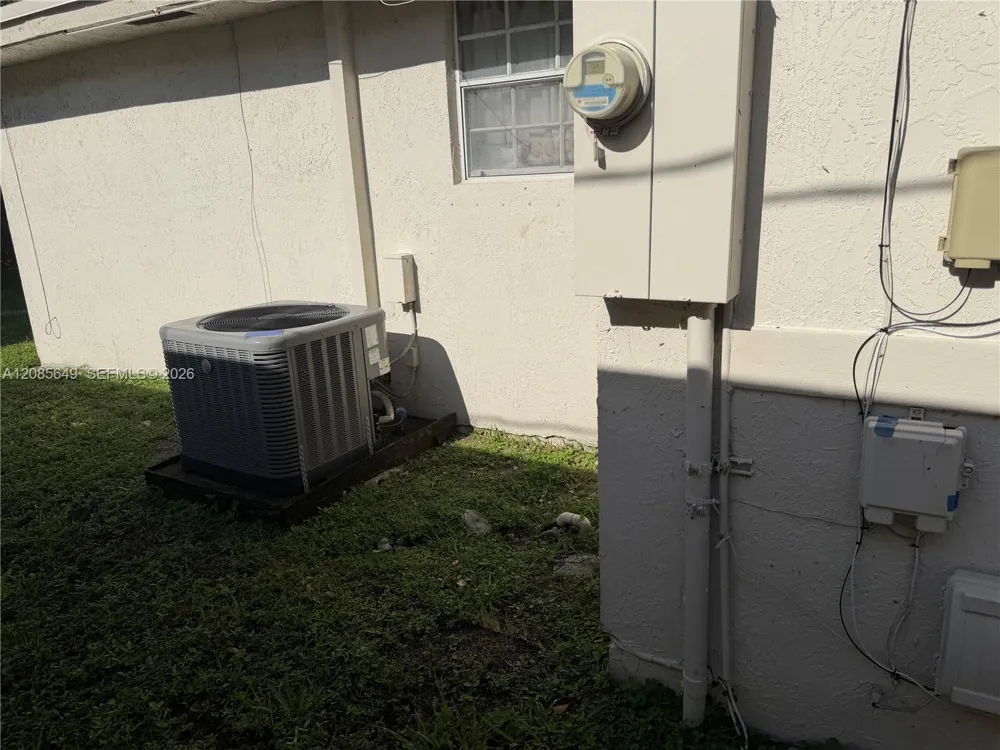 617 SW 1st St Hallandale Beach, FL 33009