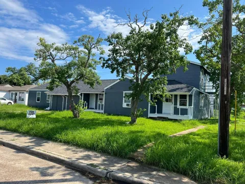 527 W 8th Street