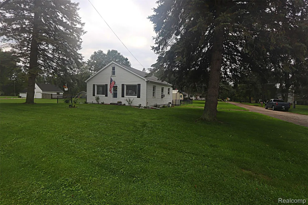 5018 E Grand River Road Webberville Village, MI 48892