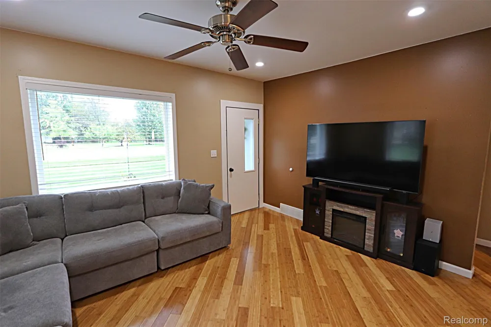 5018 E Grand River Road Webberville Village, MI 48892