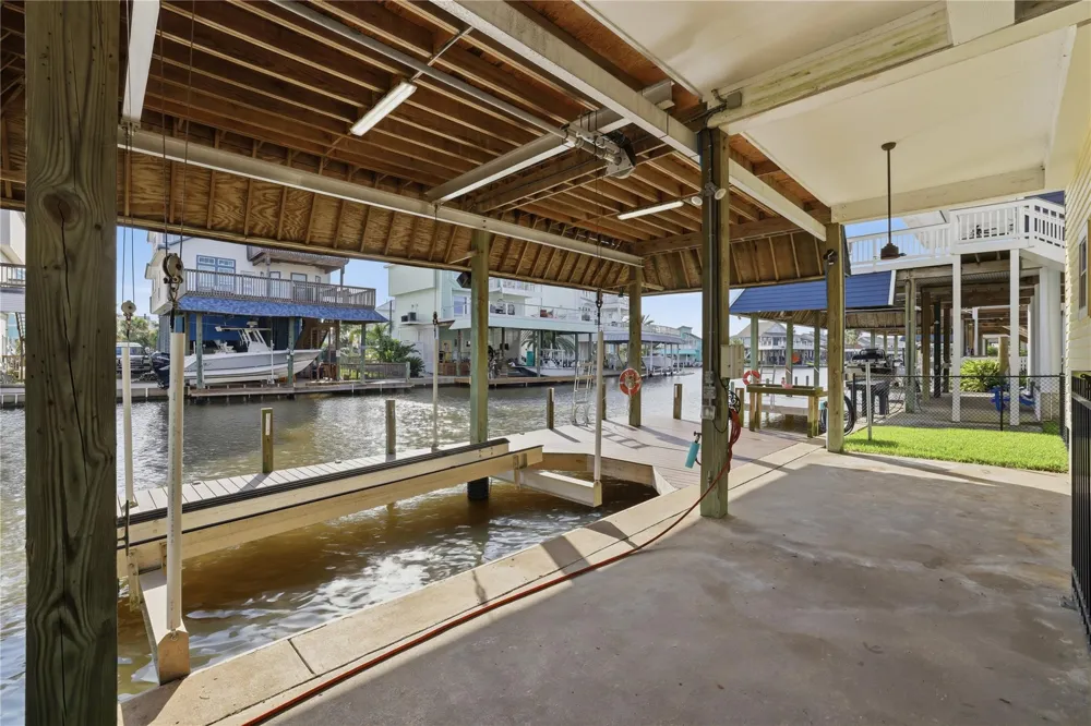414 Westerly Tiki Island, TX 77554