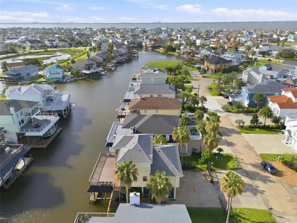 414 Westerly Tiki Island, TX 77554