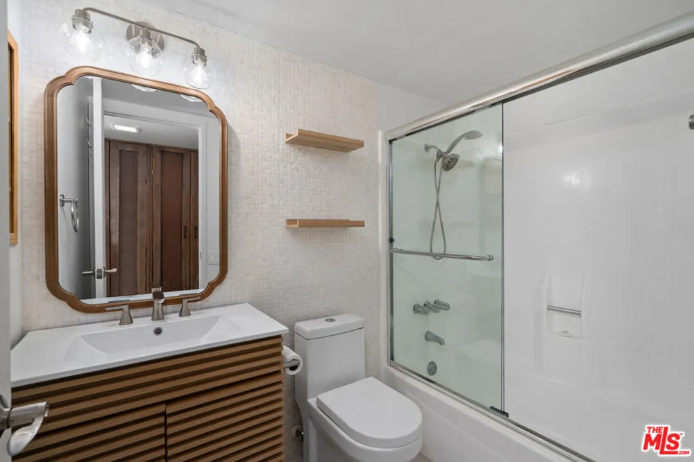 6225 Shoup Avenue #109 Woodland Hills, CA 91367