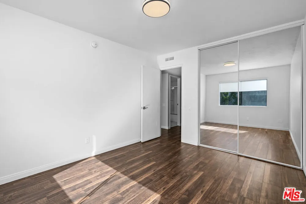 6225 Shoup Avenue #109 Woodland Hills, CA 91367