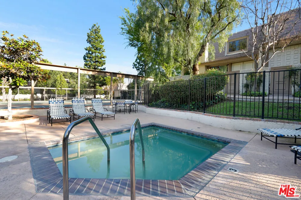 6225 Shoup Avenue #109 Woodland Hills, CA 91367