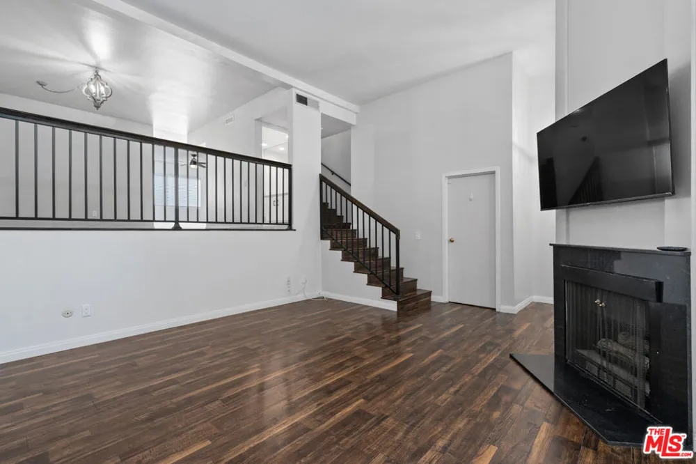 6225 Shoup Avenue #109 Woodland Hills, CA 91367