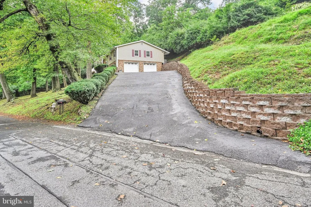 404 HILL CIRCLE Reading, PA 19607