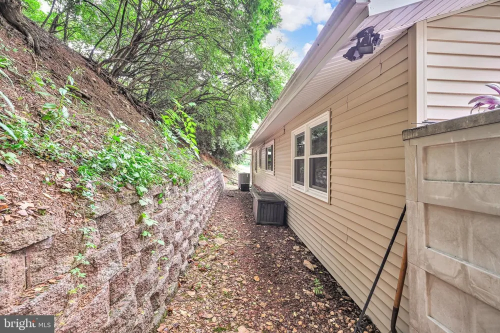 404 HILL CIRCLE Reading, PA 19607