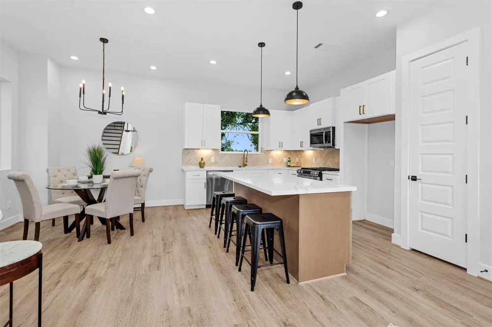 806 Schweikhardt St Houston, TX 77020