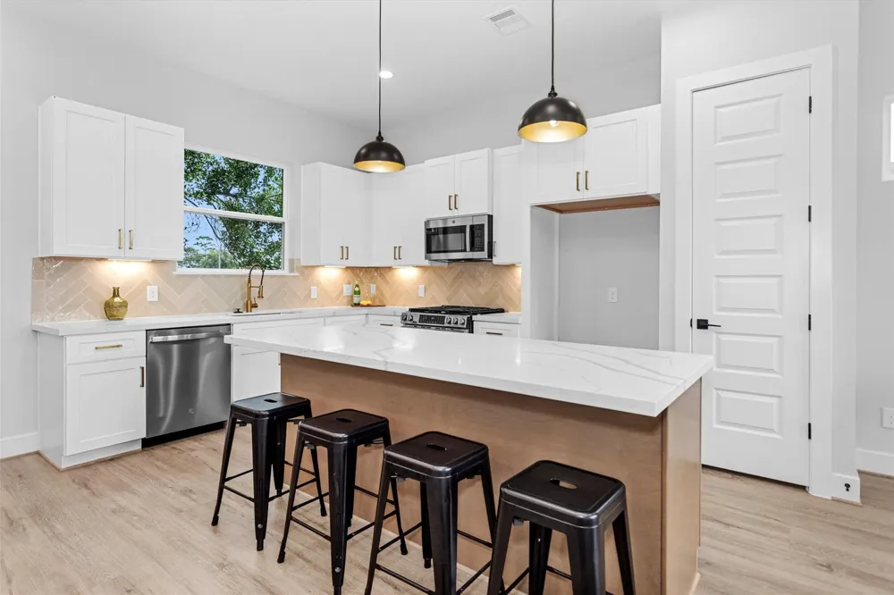 806 Schweikhardt St Houston, TX 77020